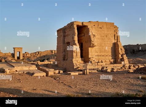 ¡Sumérgete en la historia con el Templo de Isis en Qena! Un lugar antiguo lleno de misterio y encanto ancestral.