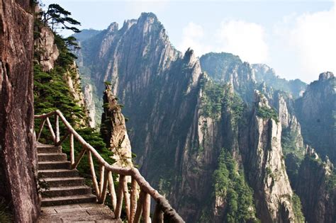 ¡Sumérgete en la historia y la belleza natural de la Montaña Huangshan! Un viaje inolvidable a través del tiempo y la naturaleza.