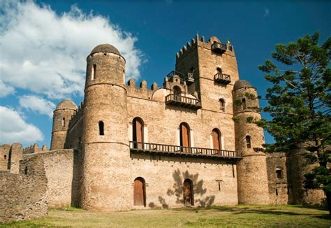 ¡Explora las Maravillas de la Catedral del Santo Arcángel Mikael en Gondar! Arquitectura Etiope ancestral y tesoros históricos ocultos.