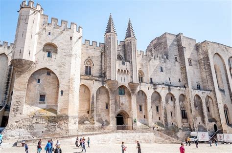 ¡El Palacio de los Papas en Avignon: Una joya medieval que te transportará a la época dorada del papado!