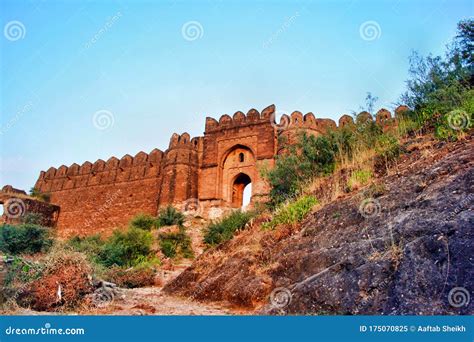  Rohtas Fort: Una Fortaleza Imponente que Desafía el Tiempo!