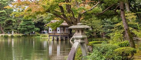 El Parque Kenrokuen: Un Oasis de Tranquilidad y Belleza Natural en Kanazawa!