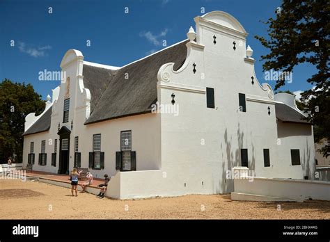 ¡Explora la majestuosidad del Castillo de Groot Constantia en una escapada histórica a Sudáfrica!