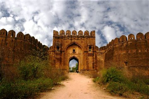 ¿Te Apetece Explorar el Misterio y la Belleza del Fuerte de Rohtas en Pakistan?