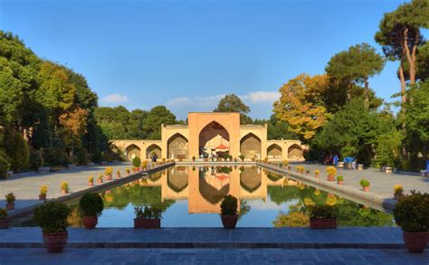 ¿Te atreves a explorar las maravillas del jardín persa de Chehel Sotoun en Isfahan?